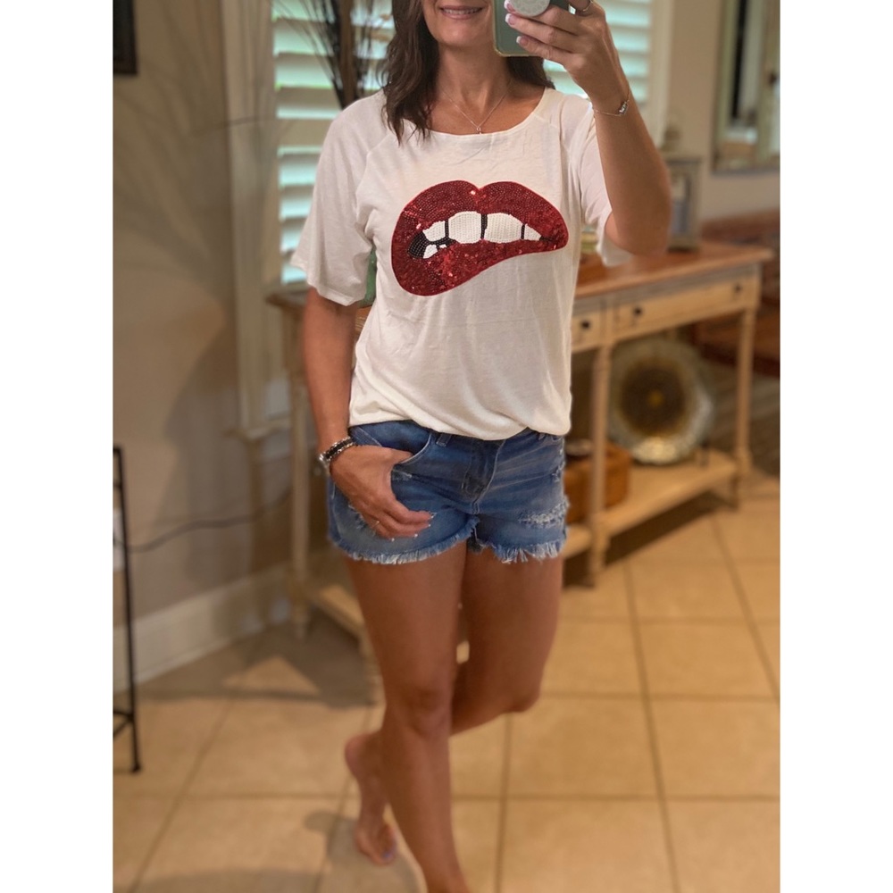 Red Sequined Biting Lips Short Sleeve White 3120 - Picture 2 of 5